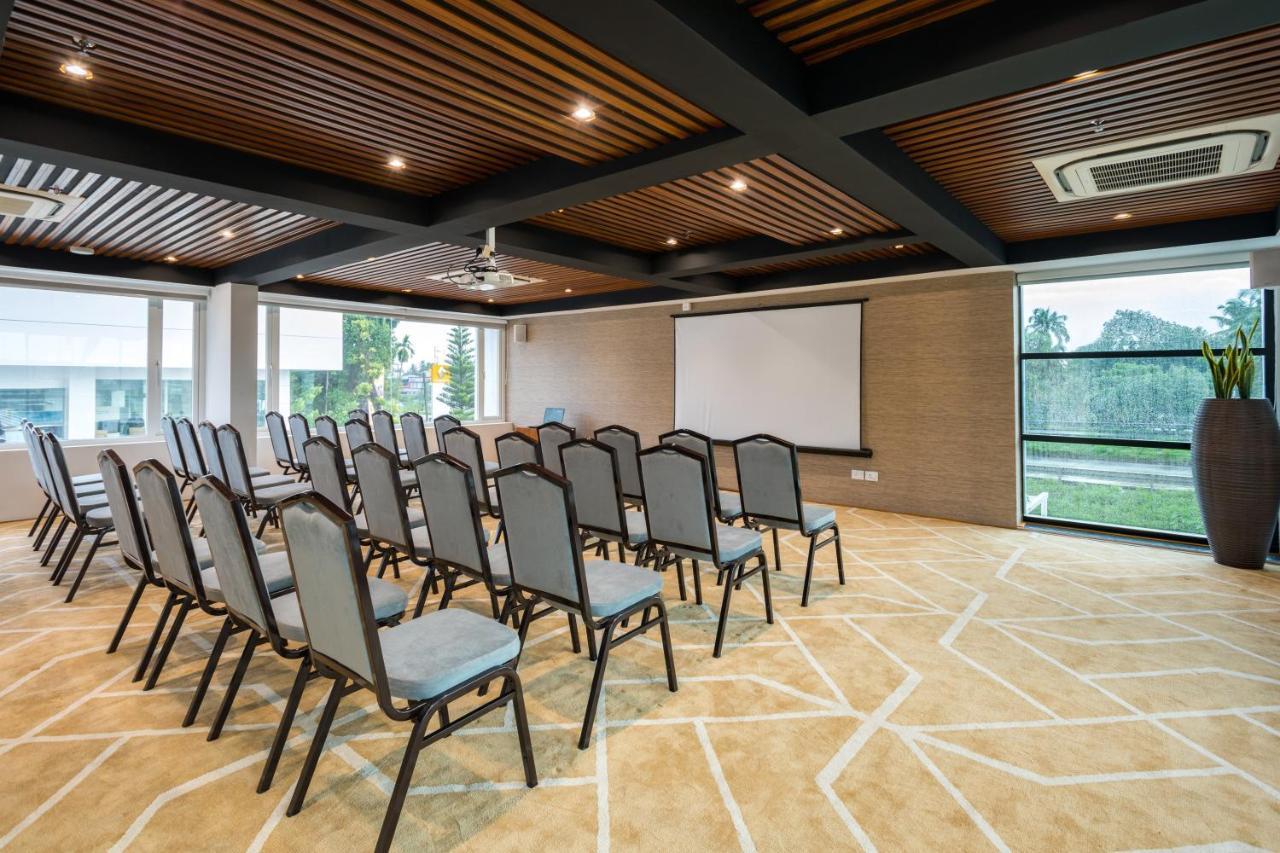 Sugar Business Hotel Kochi Екстер'єр фото